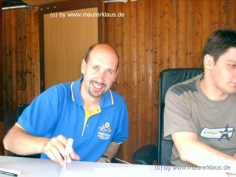 Kirchhain_2004 (19).JPG - Der Rennleiter Noch weiß Er nicht, dass ich ihn wegen der Ergebnisliste NERFEN werde.